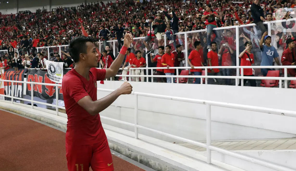 Gelandang Timnas Indonesia, M Supriadi merayakan hasil imbang melawan Korea Utara pada laga kualifikasi Grup K Piala AFC U-19 2020 bersama supporter di Stadion Utama Gelora Bung Karno, Jakarta, Minggu (10/11/2019). Indonesia lolos ke putaran Piala AFC U-19 2020. (Liputan6.com/Helmi Fithriansyah)