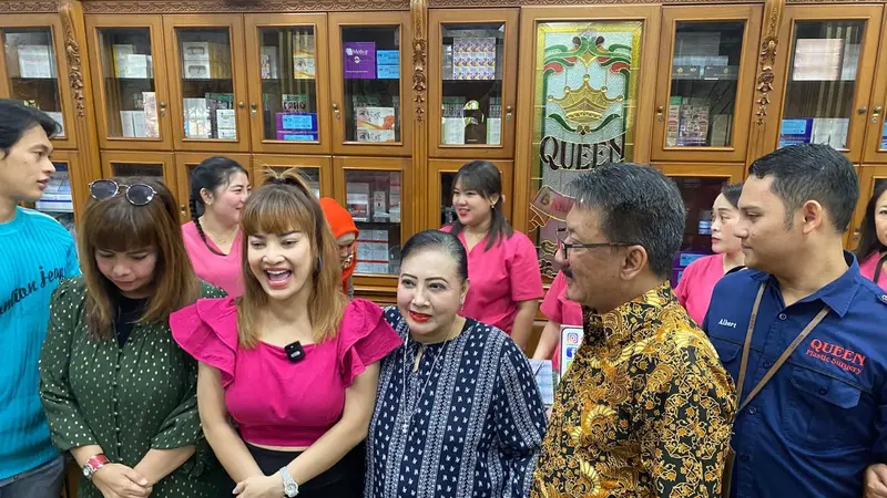 Irma Darmawangsa revisi kecantikan di Queen Klinik Bedah Plastik