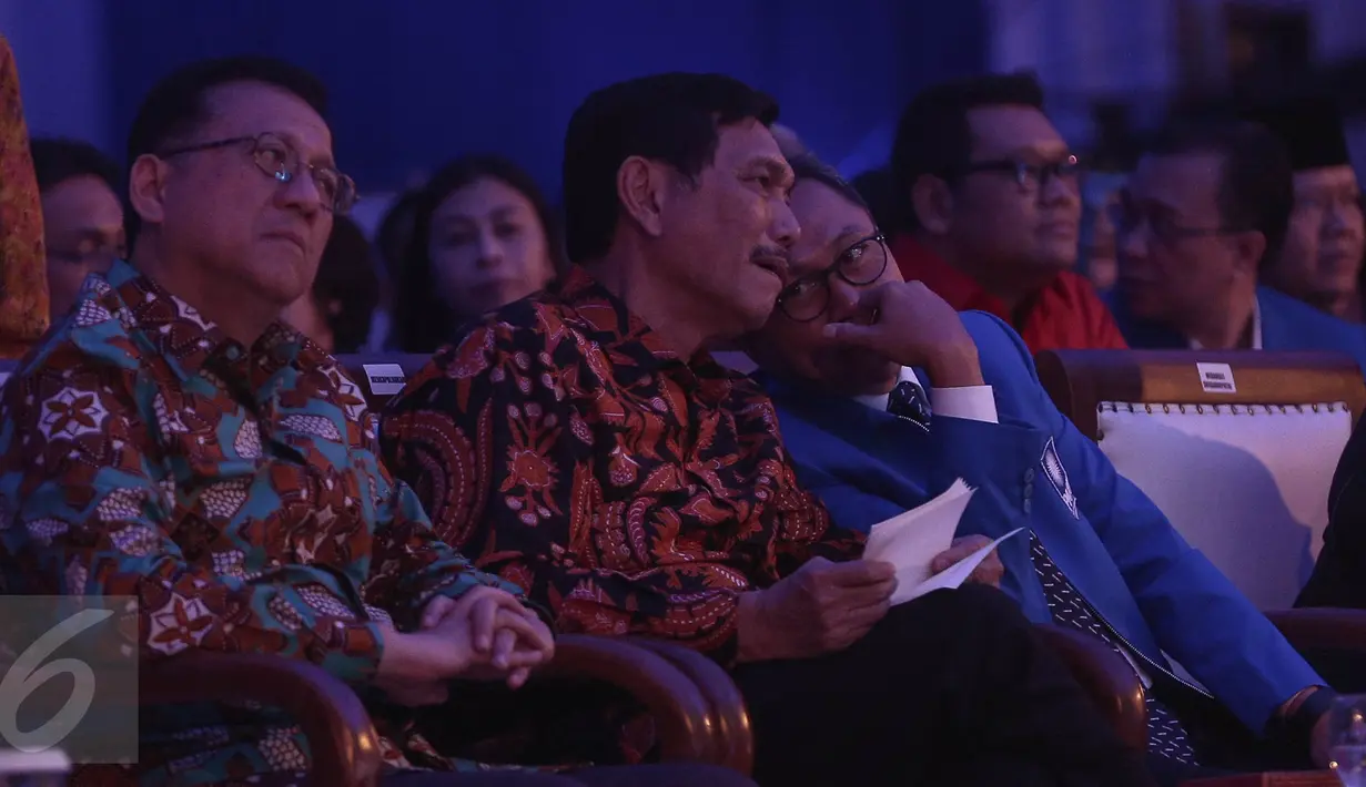 (Ki-ka) Ketua DPD RI Irman Gusman, Menko Polhukam Luhut Pandjaitan, Ketua Umum PAN Zulkifli Hasan saat Rapat Kerja Nasional (Rakernas) dan Silaturahmi Nasional (Silatnas) PAN 2016 di Jakarta, Minggu (29/5). (Liputan6.com/Faizal Fanani)