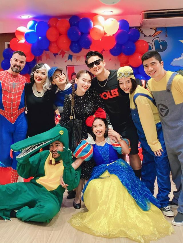 kekompakan Ayu Ting Ting dan Boy William di pesta ulang tahun Robby Purba yang ke-37 (Foto: instagram ayutingting92)