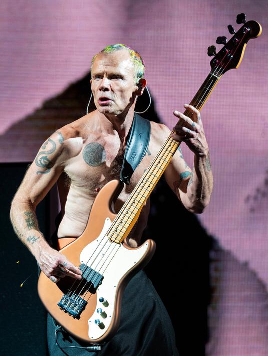 <p>Aksi basis grup band rock Red Hot Chili Peppers (RHCP), Flea saat tampil di Soldier Field, Chicago, Amerika Serikat, 19 Agustus 2022. Red Hot Chili Peppers bergabung dengan tamu spesial seperti The Strokes dan Thundercat. (Photo by Rob Grabowski/Invision/AP)</p>