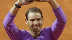 Rafael Nadal gigit trofi juara Italia Terbuka 2021