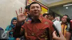 Gubernur DKI Jakarta, Basuki T Purnama usai menjalani pemeriksaan sebagai saksi kasus UPS di Bareskrim Mabes Polri, Jakarta, Kamis (25/2). Ahok diperiksa sebagai saksi bagi dua tersangka Firmansyah dan Fahmi Zulfikar. (Liputan6.com/Gempur M Surya)