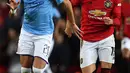 Gelandang Manchester United, Andreas Pereira dan gelandang Manchester City, Riyad Mahrez mengejar bola selama pertandingan leg pertama semifinal Piala Liga Inggris di Old Trafford (7/1/2020). City menang 3-1 atas MU. (AFP/Paul Ellis)