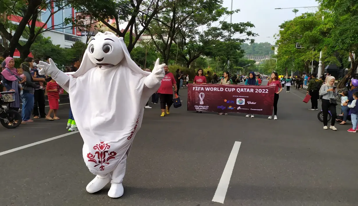 Maskot Piala Dunia 2022, La'eeb melanjutkan kunjungannya di Indonesia. Hari ini, Minggu (16/10/2022), La'eeb meramaikan event Car Free Day di kota Semarang dan Bandung. (Procomm Surya Citra Media)