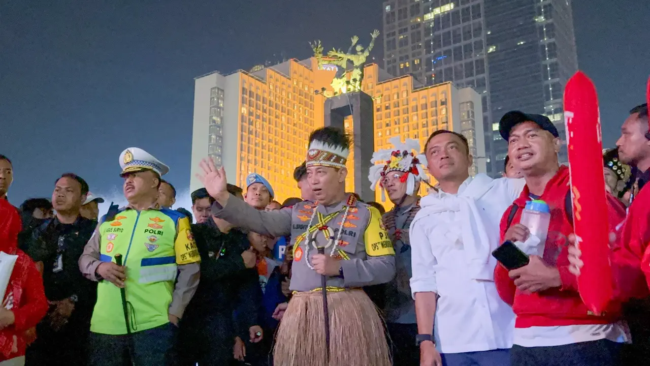 Kapolri Jenderal Listyo Sigit Prabowo bersama Menteri Sekretaris Negara (Mensesneg) Prasetyo Hadi meninjau suasana perayaan HUT Kemerdekaan Republik Indonesia ke-80 pada Minggu (17/8/2025) malam berlangsung semarak di kawasan Bundaran Hotel Indonesia (HI)