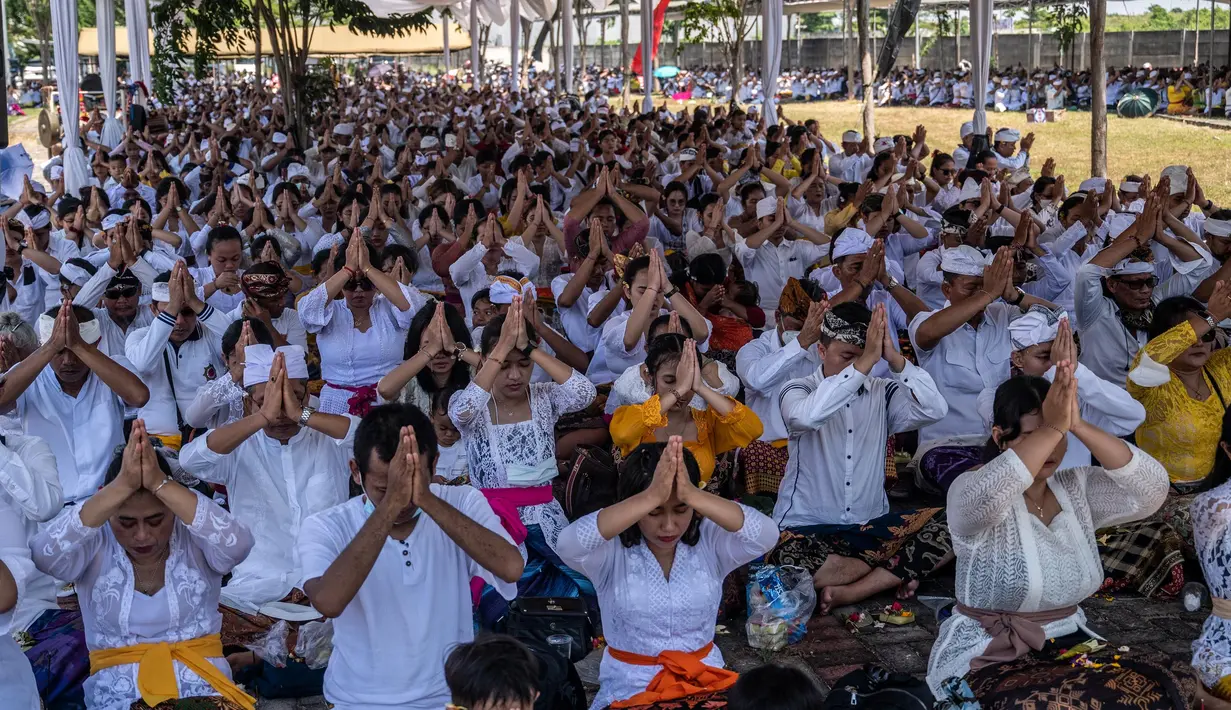 <p>Setidaknya ada empat rangkaian dalam menyambut Hari Raya Nyepi, yakni Melasti, Tawur Kesanga, Nyepi, dan Ngembak Genis. (Juni Kriswanto/AFP)</p>
