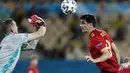 Kiper Swedia, Robin Olsen berusaha menghalau bola sundulan penyerang Spanyol, Gerard Moreno pada pertandingan grup E Euro 2020 di stadion La Cartuja di Seville, Spanyol, Senin (14/6/2021). Spanyol bermain imbang atas Swedia 0-0. (Jose Manuel Vidal/Pool via AP)