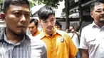 Polisi menghadirkan pedangdut Septyan Arochman alias Daffa dalam rilis narkoba di Ditresnarkoba Polda Metro Jaya, Senin (7/10/2019). Daffa ditangkap di wilayah Tanah Abang, pada Sabtu (5/10) dini hari dengan barang bukti satu bungkus sabu seberat 0,73 gram. (Liputan6.com/Faizal Fanani)