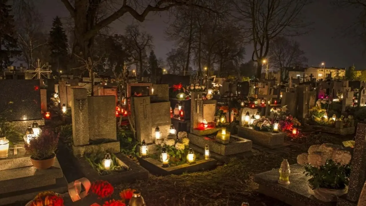 Lilin menyala di pemakaman umat Nasrani. (Sumber: Britannica.com)
