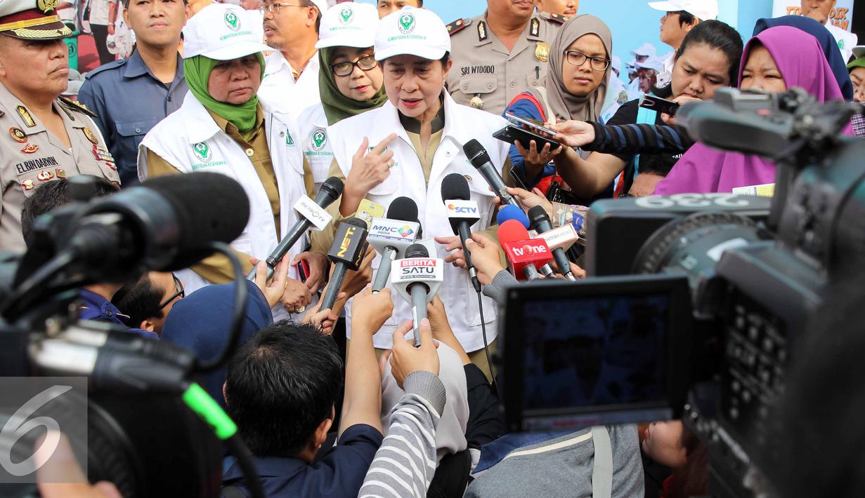 Menkes, Nila F Moeloek memberikan keterangan kepada awak media usai apel Siaga Bidang Kesehatan Mudik Lebaran Tahun 2015/1436 H di Gedung Kemenkes, Jakarta, Selasa (30/6/2015).  . (Liputan6.com/Helmi Afandi)