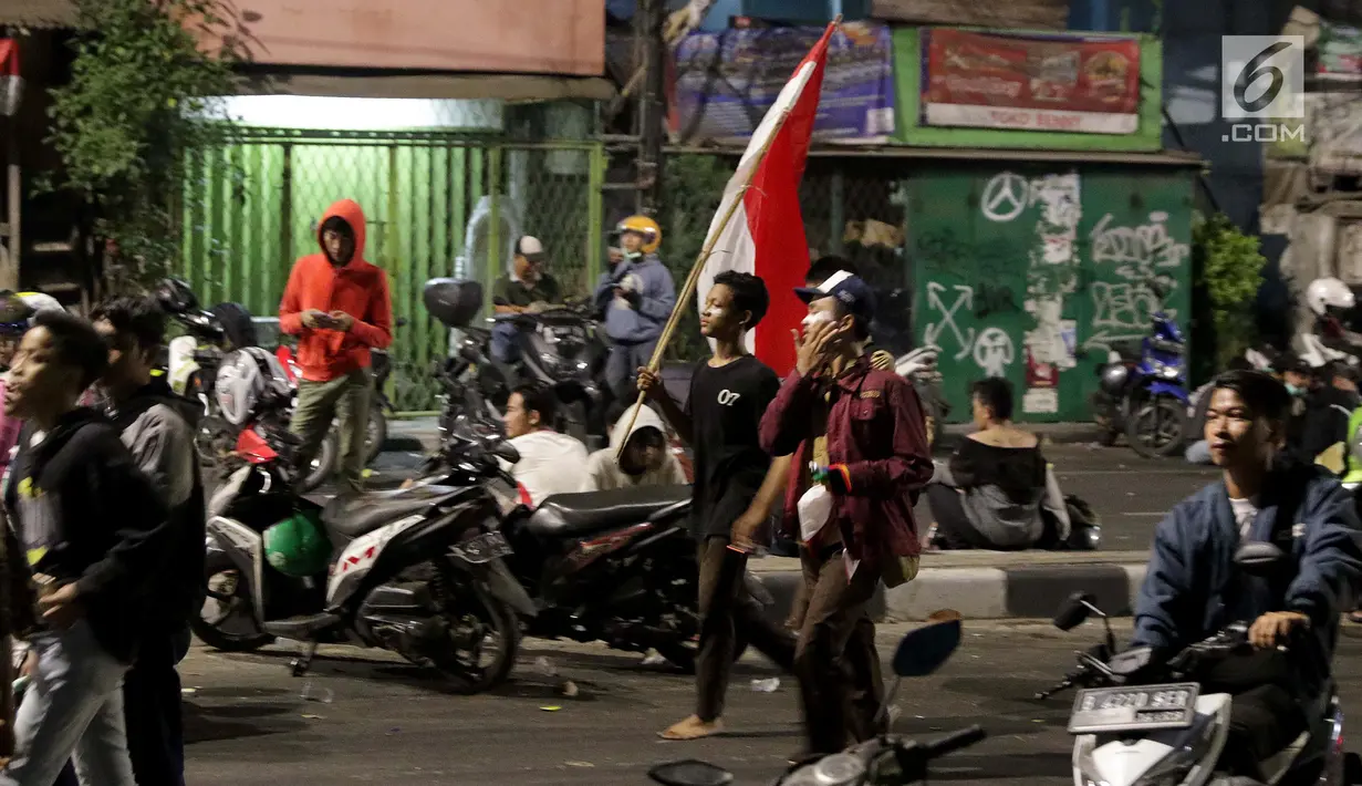 Massa berkumpul saat terjadi ricuh akibat unjuk rasa di sekitar jalan Pejompongan, Jakarta, Rabu (25/9/2019). Sebelumnya, unjuk rasa yang dilakukan pelajar STM bentrok dengan aparat kepolisian dibelakang Gedung DPR/MPR. (Liputan6.com/Helmi Fithriansyah)