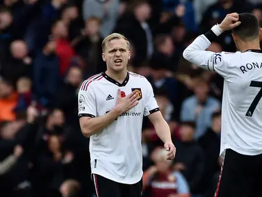 Pemain Manchester United Donny van de Beek (kiri) dan Cristiano Ronaldo (kanan) bereaksi setelah pemain Aston Villa Jacob Ramsey mencetak gol ke gawang mereka pada pertandingan sepak bola Liga Inggris di Villa Park, Birmingham, Inggris, 6 November 2022. Aston Villa mempermalukan Manchester United dengan skor 3-1. (AP Photo/Rui Vieira)