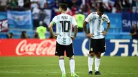 Lionel Messi tertunduk lesu setelah timnas Argentina menelan kekalahan 3-4 dari Prancis pada laga 16 besar Piala Dunia 2018 di Kazan Arena, Sabtu (30/6/2018). (AFP/Jewel Samad)