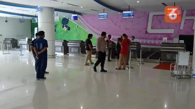 Kapolsek Kawasan Bandara Djalaludin Gorontalo, IPDA Ismet Ishak saat mengawal proses mediasi antara karyawan dan pihak perusahaan. (Arfandi Ibrahim/Liputan6.com)