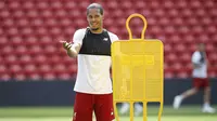 Bek Liverpool, Virgil van Dijk, saat latihan jelang laga final Piala Champions di Stadion Anfield, Senin (21/5/2018). Liverpool akan berhadapan dengan Real Madrid. (AP/Martin Rickett)