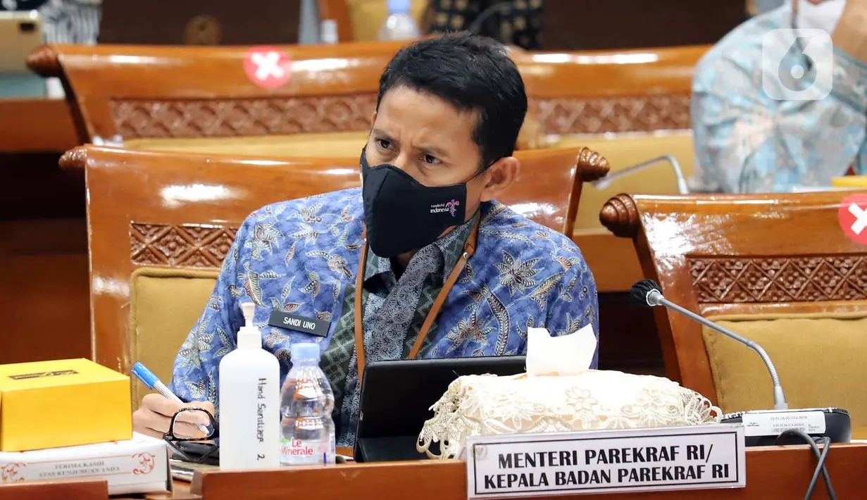 Menteri Pariwisata dan Ekonomi Kreatif Sandiaga Uno saat mengikuti rapat kerja dengan Komisi X DPR di Kompleks Parlemen, Senayan, Jakarta, Kamis (2/6/2022). Rapat tersebut membahas RKA-K/L dan RKP K/L Kemenparekraf Tahun 2023. (Liputan6.com/Angga Yuniar)