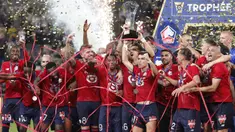 Lille berhasil mengangkat trofi Piala Super Prancis 2021 serta menghentikan dominasi tujuh tahun (2013 hingga 2020) Paris Saint-Germain pada turnamen pembuka musim kompetisi di Liga Prancis tersebut. (Foto: AP/Ariel Schalit)