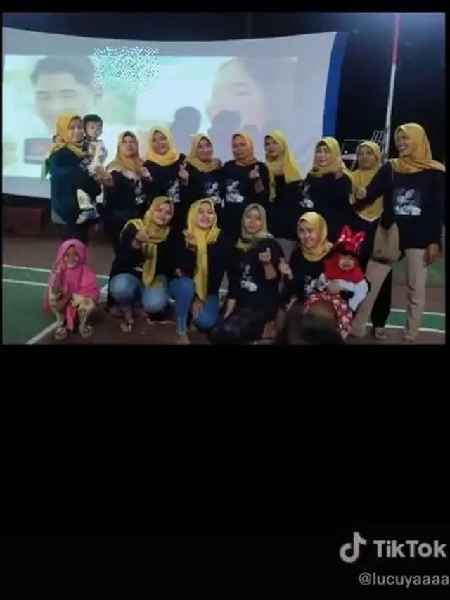6 Potret Emak-Emak Nonton Bareng Sinetron Ini Heboh Banget
