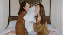 <p>Jessica Mila dan Enzy Storia, dua member geng Blackpunk yang baru saja menikah memang telah lama terlihat sangat kompak. Di atas sebuah bed hotel, keduanya tampil seru mengenakan bathrobe berwarna cokelat. Foto: Instagram.</p>