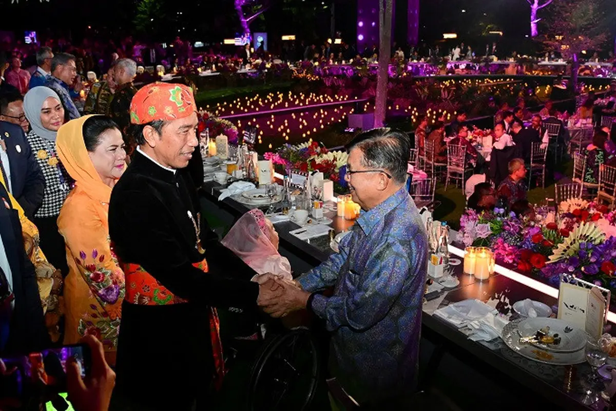 Presiden Joko Widodo (Jokowi) dan Ibu Negara Iriana Jokowi bersama dengan mantan Wakil Presiden Jusuf Kalla saat gala dinner KTT ASEAN 2023.