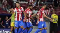Striker Atletico Madrid, Luis Suarez, berselebrasi setelah mencetak gol ke gawang Villarreal dalam laga jornada ketiga La Liga Spanyol di Stadion Wanda Metropolitano, Senin (30/8/2021) dini hari WIB. Atletico Madrid harus puas bermain imbang 2-2 dengan Villarreal. (AP Photo/Andrea Comas)