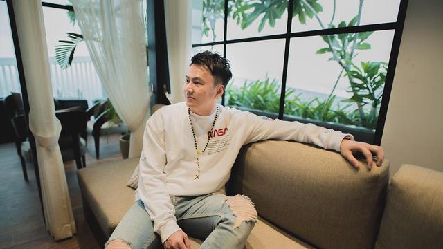 Fashion Wijin Mengenakan Celana Ripped Jeans