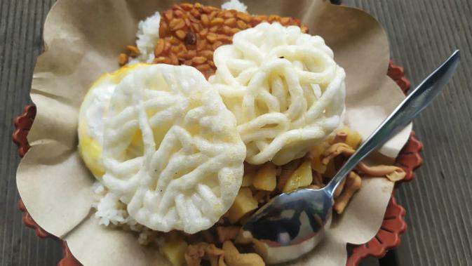 Menu di warung makan gratis di Surabaya, Jawa Timur (Foto: Liputan6.com/Dian Kurniawan)