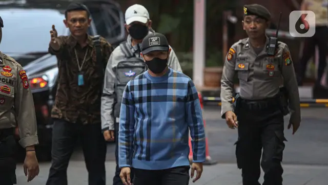 Terjaring OTT KPK, Pj Wali Kota Pekanbaru Risnandar Mahiwa dan Sekda Indra Pomi Nasution Digelandang ke Gedung KPK