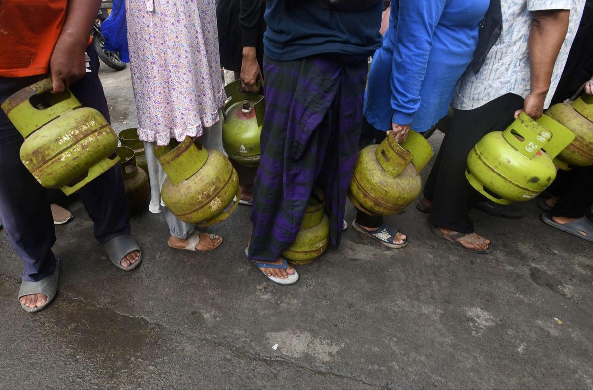 Antrean pembeli gas 3 kg