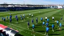 Para pemain Real Madrid menghadiri sesi latihan tim di tempat latihan Valdevebas di Madrid, Spanyol (1/3). Real Madrid akan bertanding melawan Barcelona pada lanjutan Liga Spanyol di Santiago Bernabeu. (AFP Photo/Javier Soriano)