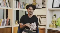 Tak Bisa Mengetik di Laptop, Reza Rahadan Mengaku Tidak Kesulitan Menulis Buku Perjalanan Kariernya.&nbsp; foto:&nbsp; (dok.Instagram&nbsp;@offiicialpilarez/https://www.instagram.com/reel/DIvKv1SS18P/Henry)