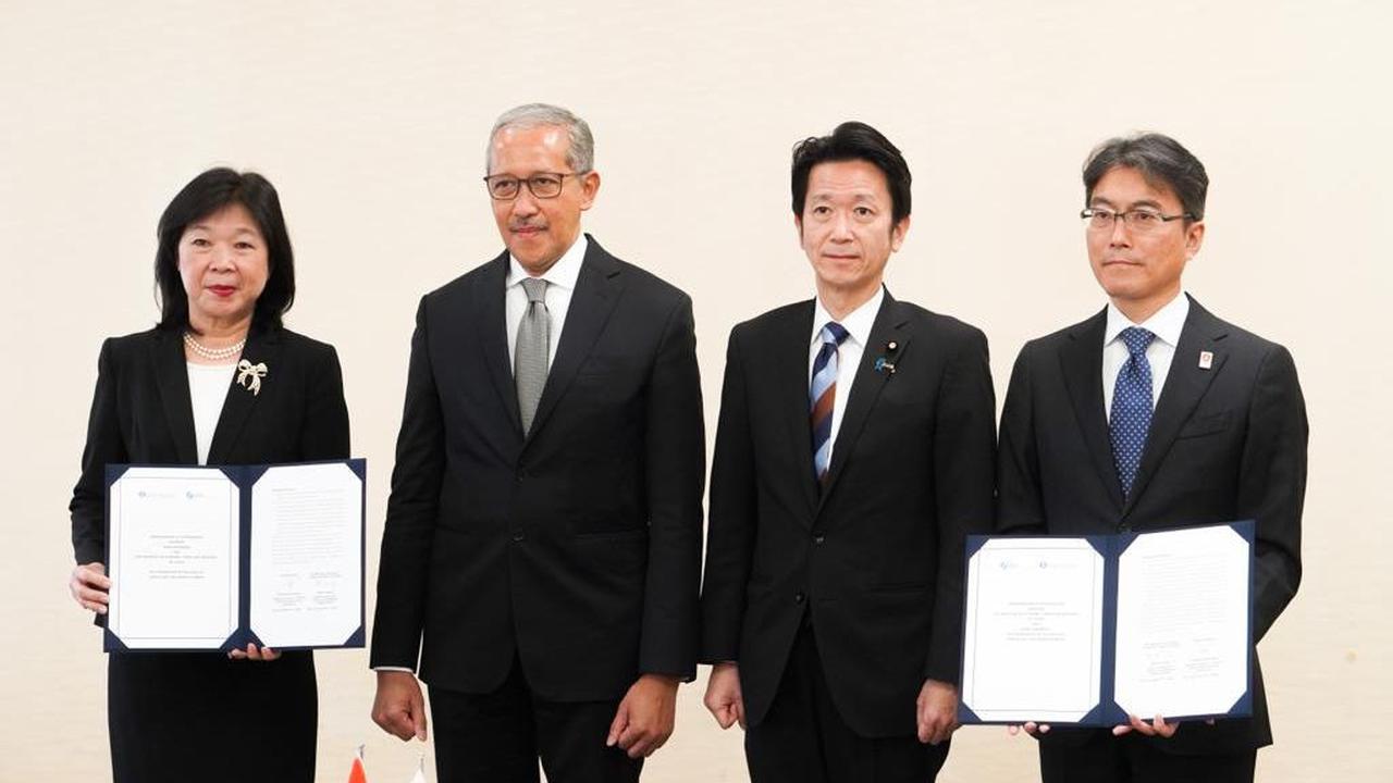 Penandatanganan Nota Kerja Sama (NK) Pembayaran Berbasis QR code antara Kepala Departemen Kebijakan Sistem Pembayaran BI, Filianingsih Hendarta, dan Director General for Commerce and Service Industry Policy METI Jepang, Mogi Tadashi. (Dok BI)