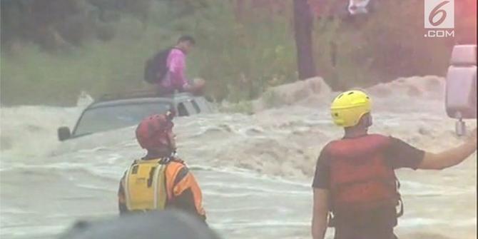 VIDEO: Aksi Heroik Petugas Damkar Selamatkan Pria dari Banjir Bandang