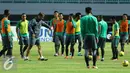 Asisten pelatih Timnas Indonesia, Wolfgang Pikal memberi arahan saat latihan jelang laga pertama semifinal Piala AFF 2016 di Stadion Pakansari, Bogor (2/12). Indonesia akan berlaga melawan Vietnam, Sabtu (3/12). (Liputan6.com/Helmi Fithriansyah)
