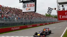 Pembalap Red Bull Formula Satu, Daniel Ricciardo mencatat kemenangan perdananya setelah finis pertama di Sirkuit Gilles Villeneuve, Montreal, (8/6/2014). (REUTERS/Chris Wattie)