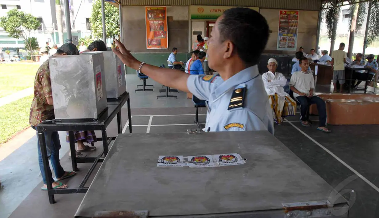 Petugas LP Cipinang tampak mengawasi situasi pencoblosan pilpres di LP Cipinang, Jakarta, (9/7/14) (Liputan6.com/ Miftahul Hayat). 
