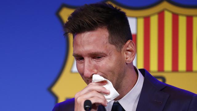Lionel Messi menangis dalam konferensi pers perpisahannya dengan Barcelona.