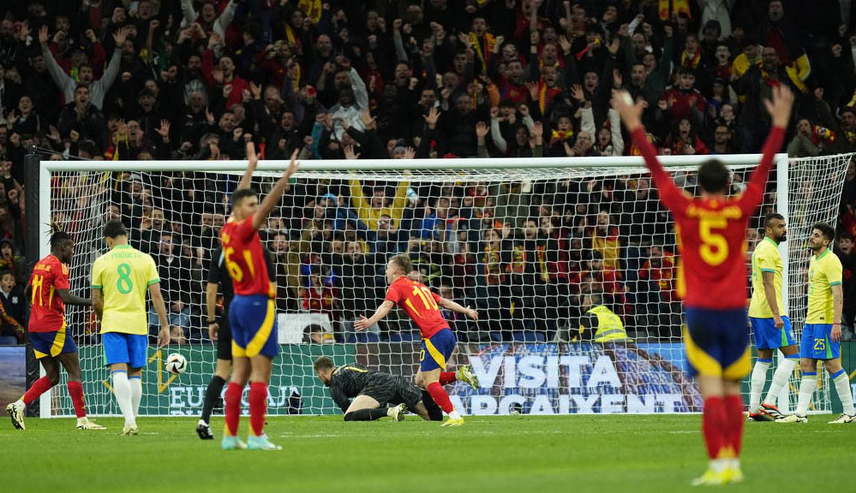 Pemain Spanyol, Dani Olmo, melakukan selebrasi setelah mencetak gol ke gawang Brasil pada laga persahabatan di Stadion Santiago Bernabeu, Rabu (27/3/2024). (AP Photo/Jose Breton)