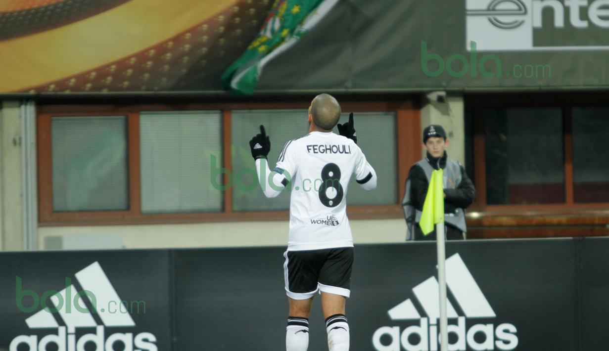 Selebrasi gelandang Valencia, Sofiane Feghouli, usai menjebol gawang Rapid Vienna pada leg kedua babak 32 besar Liga Europa di Stadion Ernst Happel, Wina, Austria, Jumat (26/2/2016) dini hari WIB. (Bola.com/Reza Khomaini)
