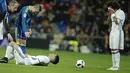 Pemain Real Madrid, Marco Asensio terbaring kesakitan saat dilanggar pemain Celta Vigo pada perempatfinal Copa del Rey leg pertama di Santiago Bernabeu stadium, Madrid, (18/1/2017). Madrid kalah 1-2.  (AP/Paul White)