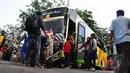 Para pemudik bersiap menaiki bus yang akan memberangkatkan mereka ke kampung halaman (Liputan6.com/Faizal Fanani)