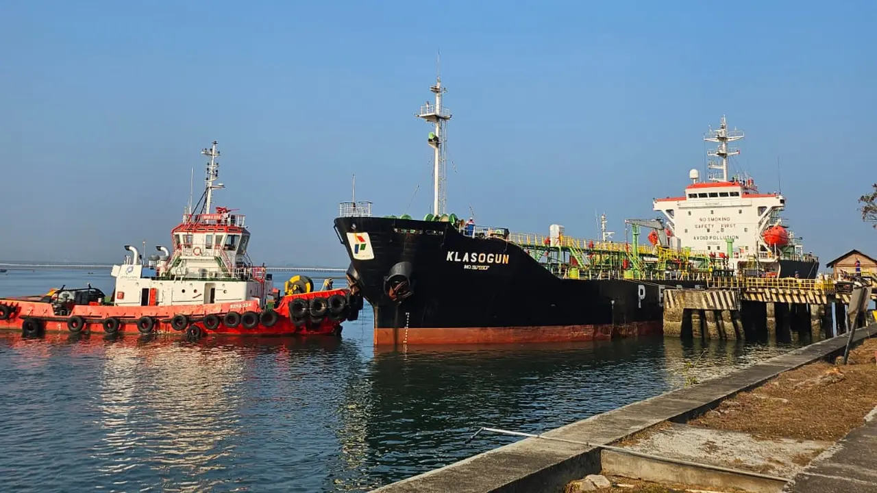 MT Klasogun yang mengangkut pasokan Pertalite dan Biosolar telah tiba di Fuel Terminal (FT) Sanggaran  (Foto: Pertamina Patra Niaga)