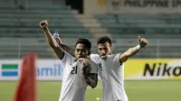 Andik Vermansah dan Stefano Lilipaly saat merayakan kemenangan ditengah kesedihan pemain Singapura di Rizal Memorial Stadium. (Bola.com/Nicklas Hanoatubun)