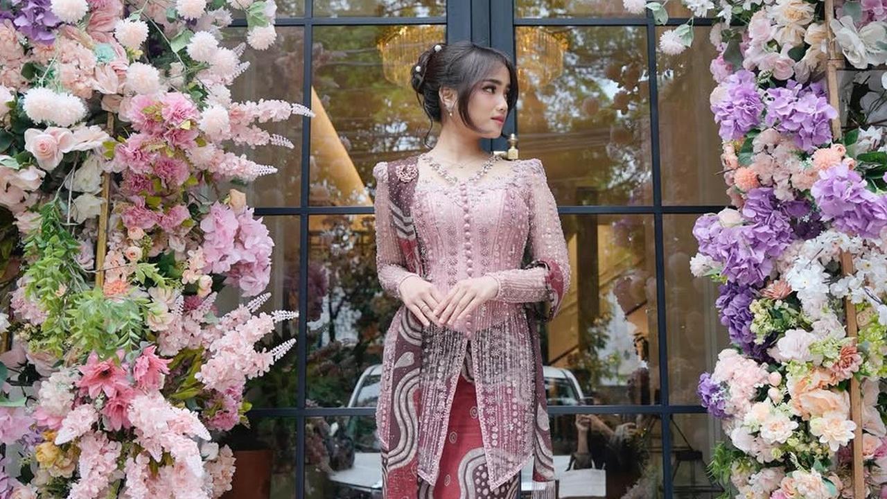 Intip 5 Model Rok Kebaya Modern ala Fuji, Inspirasi Fashion Kekinian yang Bisa Dicoba