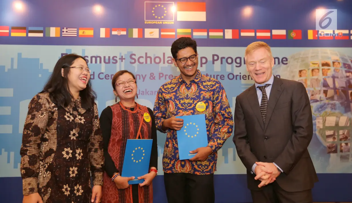 Duta Besar Uni Eropa untuk Indonesia, Vincent Guérend (kanan), Pjs Direktur Kawasan Amerika dan Eropa Kemenlu Virdiana Ririen Hapsari (kiri) berbincang dengan perwakilan penerima beasiswa Erasmus+ di Jakarta, Sabtu (14/7). (Liputan6.com)