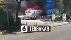 Terlihat satu mobil tangki BBM terbakar saat hendak mengisi BBM untuk pom bensin.