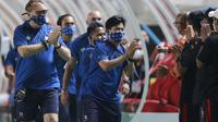 Pelatih Persib Bandung, Robert Alberts (kiri) saat melawan Persija Jakarta dalam laga leg pertama final Piala Menpora 2021 di Stadion Maguwoharjo, Sleman, Kamis (22/4/2021). Persib kalah 0-2. (Bola.com/M Iqbal Ichsan)