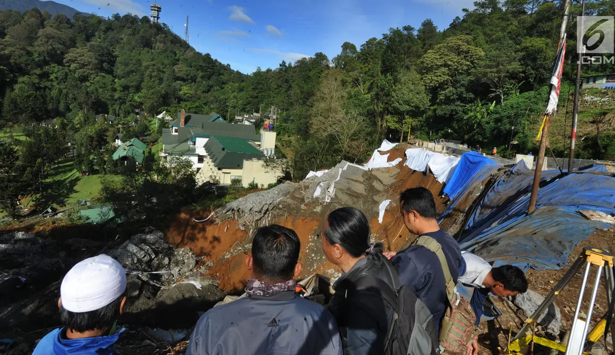 Sejumlah warga melihat lokasi longsor di kawasan Ciloto, Cianjur, Jawa Barat, Kamis (29/3). Lokasi longsor tepat berada di puncak pass, yakni titik perbatasan antara Kabupaten Bogor dan Cianjur. (Merdeka.com/Arie Basuki)