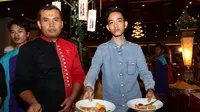 Putra Sulung Presiden Jokowi, Gibran Rakabuming memamerkan salah satu menu andalan di Chili Pari (Fotografer: Reza Kuncoro/Liputan6.com)